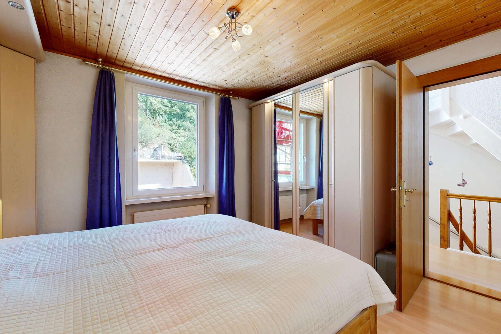 chambre avec plafond en bois, wood ceiling, sol en finition bois, wood finish floor, et cloison sèche