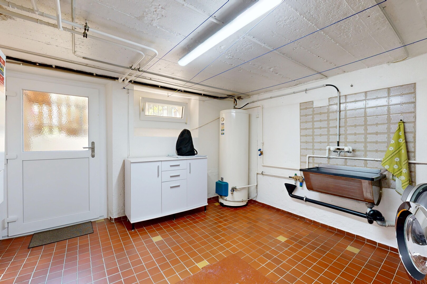 terrasse avec chauffe-eau, inside property, et véranda