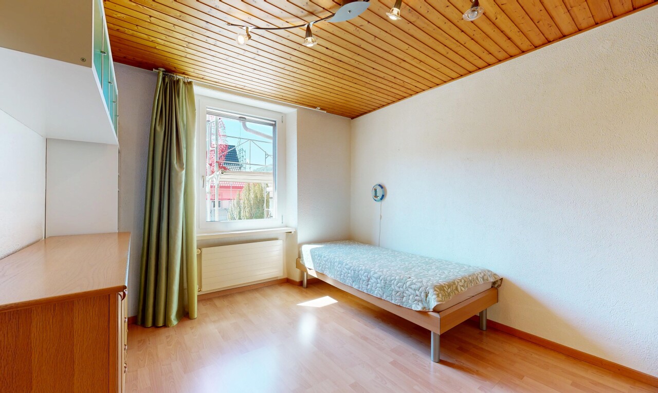 chambre avec wood ceiling, plafond en bois, natural light, lumière naturelle, et wood finish floor