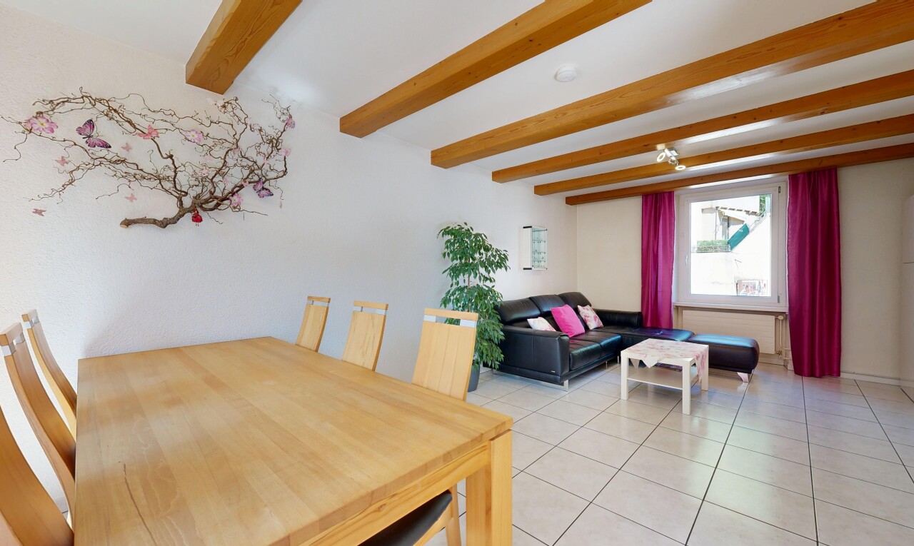 salon / salle à manger avec inside property, natural light, lumière naturelle, beamed ceiling, et plafond à poutres