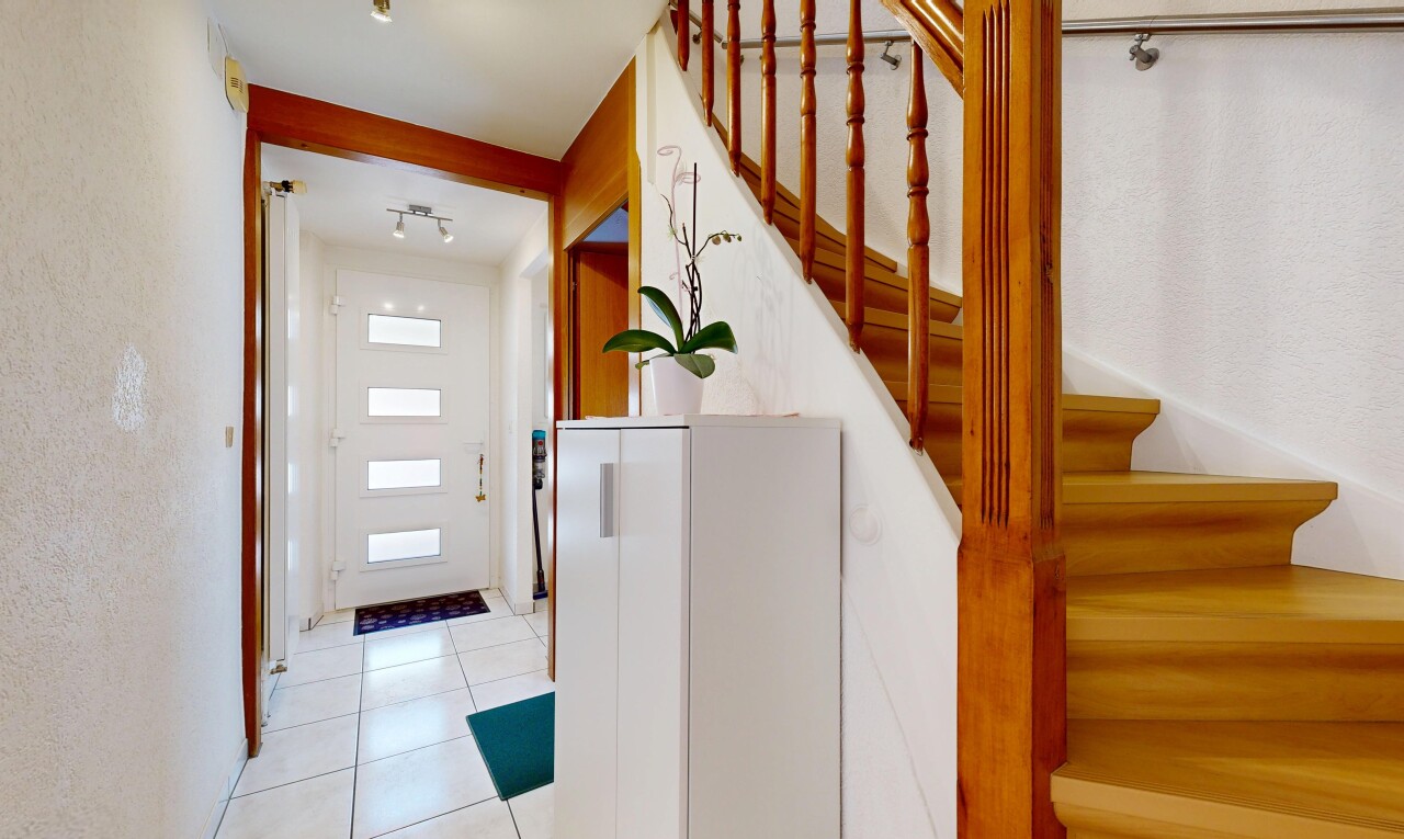 escaliers avec escaliers, inside property, tile floor, et sol en carrelage