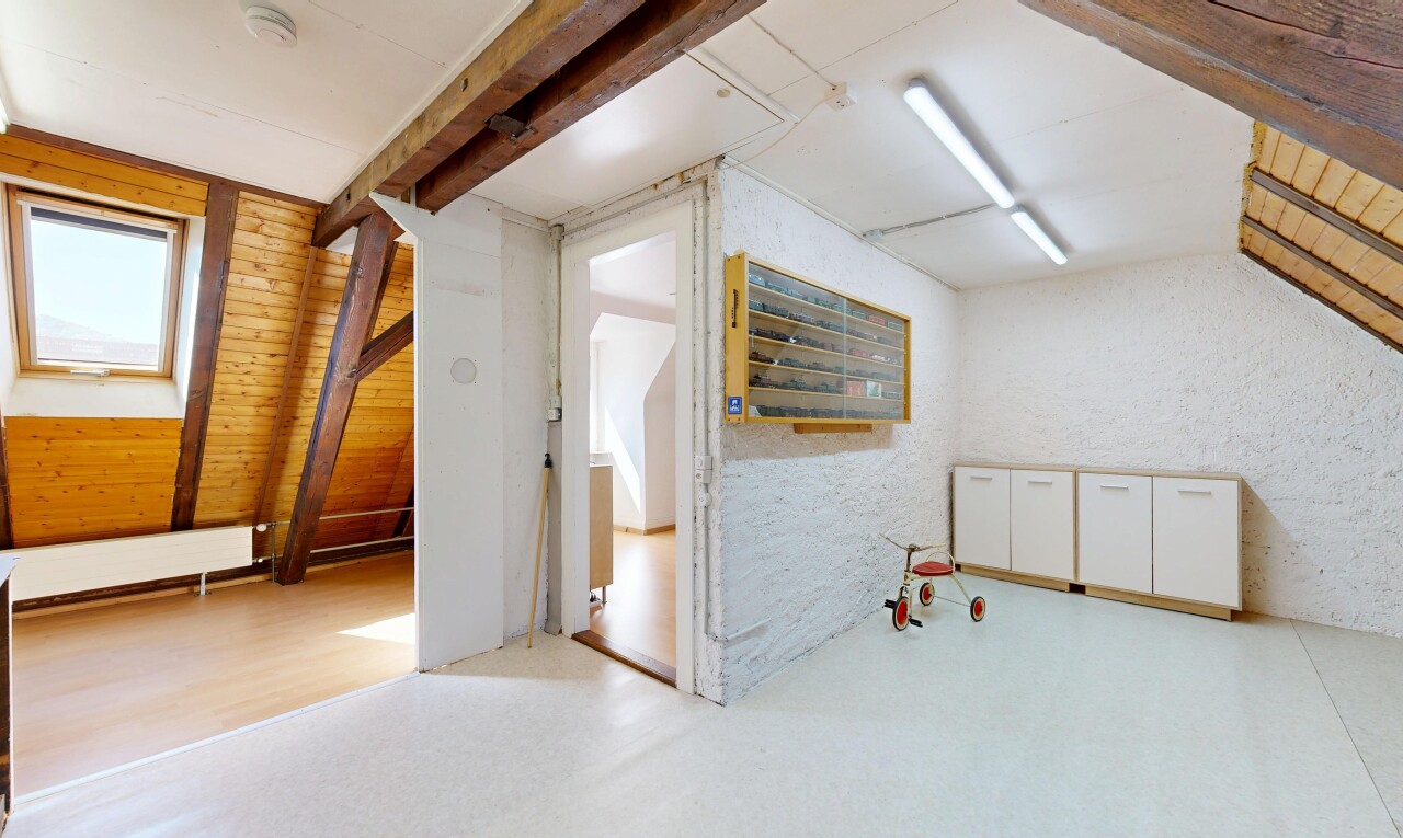 pièce vide avec light floor, inside property, et détecteur de fumée et de monoxyde de carbone