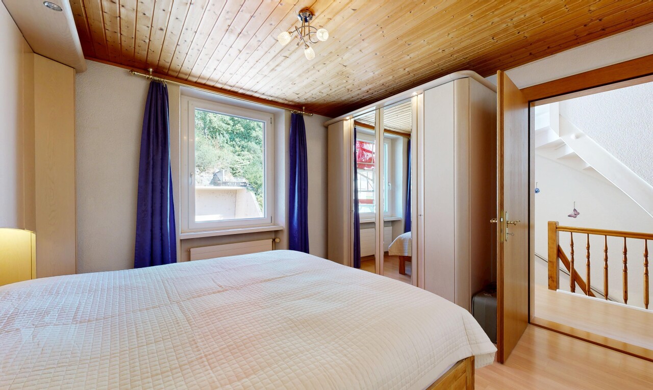 chambre avec plafond en bois, wood ceiling, sol en finition bois, wood finish floor, et cloison sèche