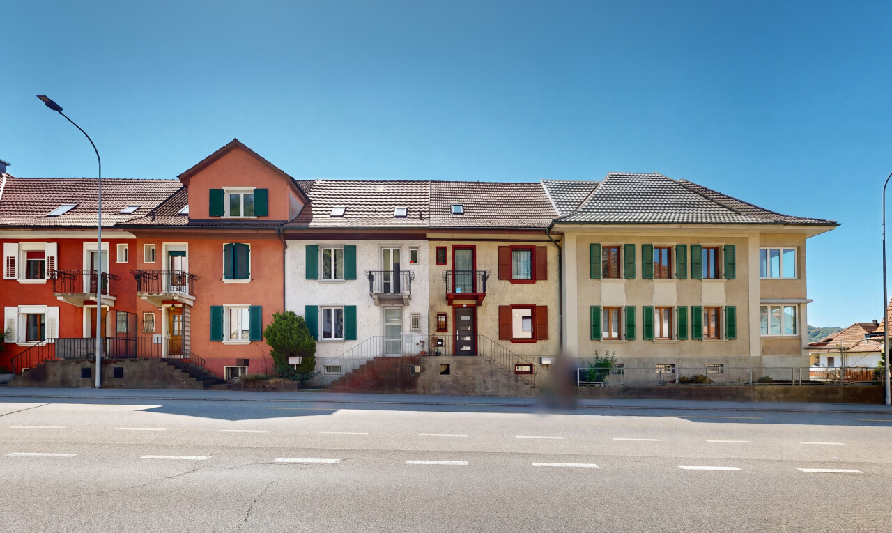 façade avec day time, bardage en stuc, et balcon