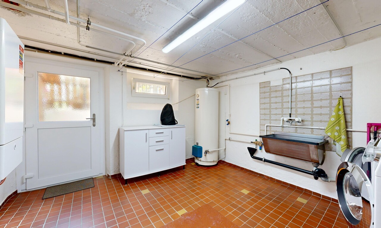 terrasse avec chauffe-eau, inside property, et véranda