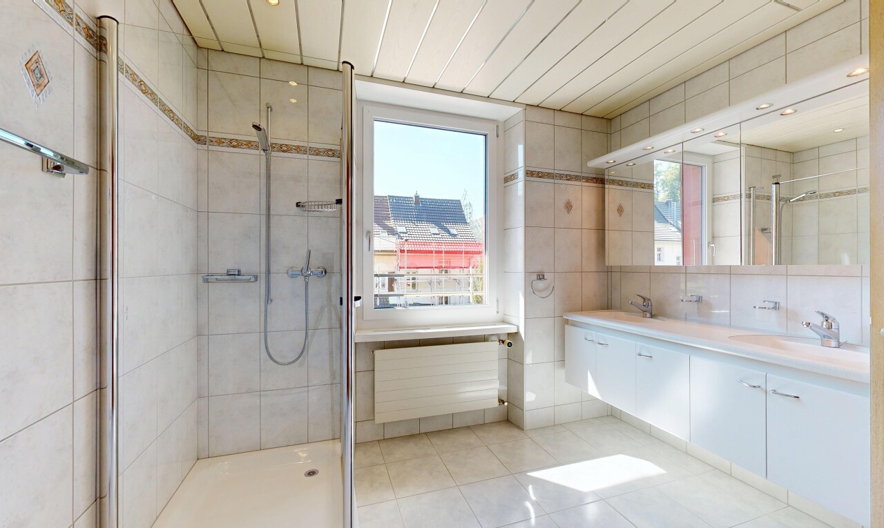 salle de bains avec light floor, douche, salle de bain complète, lavabo (ou coiffeuse selon le contexte), et day time