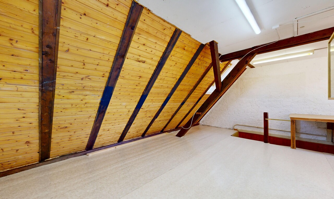 escaliers avec beamed ceiling, plafond à poutres, low ceiling, plafond bas, et inside property
