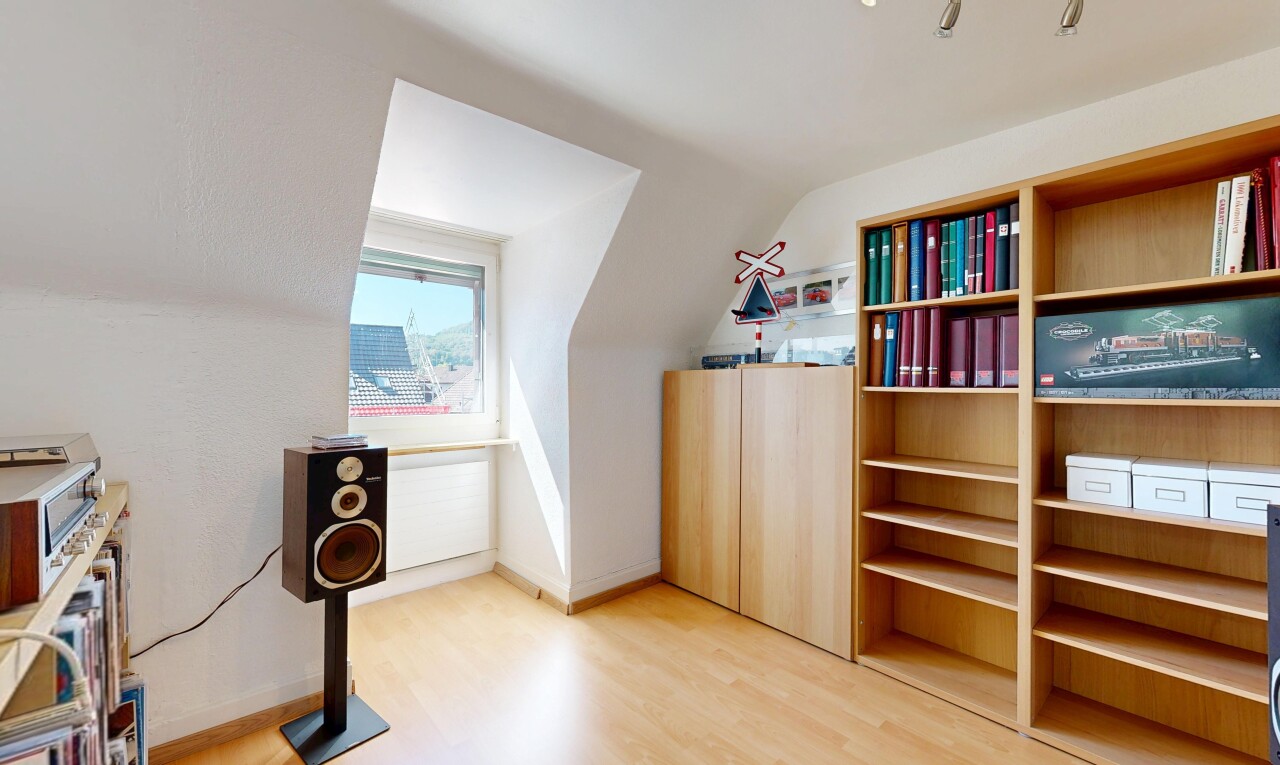 bureau avec lumière naturelle, natural light, sol en finition bois, wood finish floor, et inside property