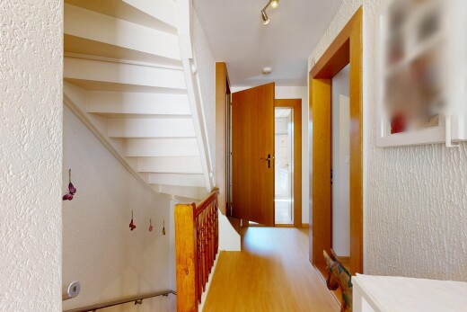 couloir avec inside property, sol en finition bois, wood finish floor, mur texturé, et textured wall