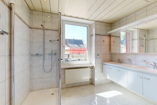 salle de bains avec light floor, douche, salle de bain complète, lavabo (ou coiffeuse selon le contexte), et day time