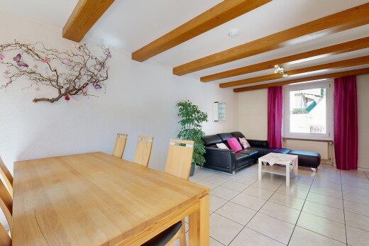salon / salle à manger avec inside property, natural light, lumière naturelle, beamed ceiling, et plafond à poutres
