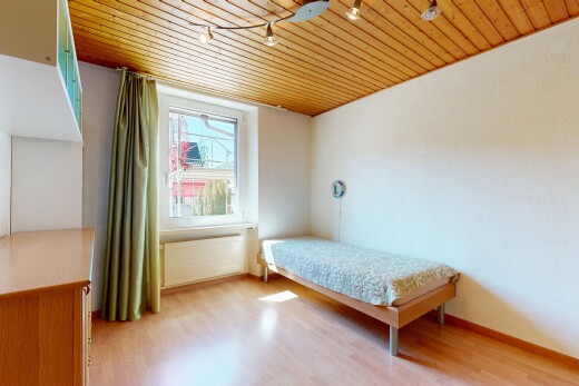 chambre avec wood ceiling, plafond en bois, natural light, lumière naturelle, et wood finish floor