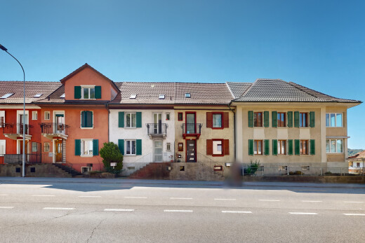 façade avec day time, bardage en stuc, et balcon