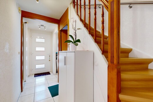 escaliers avec escaliers, inside property, tile floor, et sol en carrelage