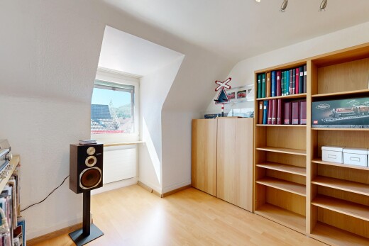 bureau avec lumière naturelle, natural light, sol en finition bois, wood finish floor, et inside property