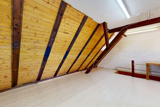 escaliers avec beamed ceiling, plafond à poutres, low ceiling, plafond bas, et inside property