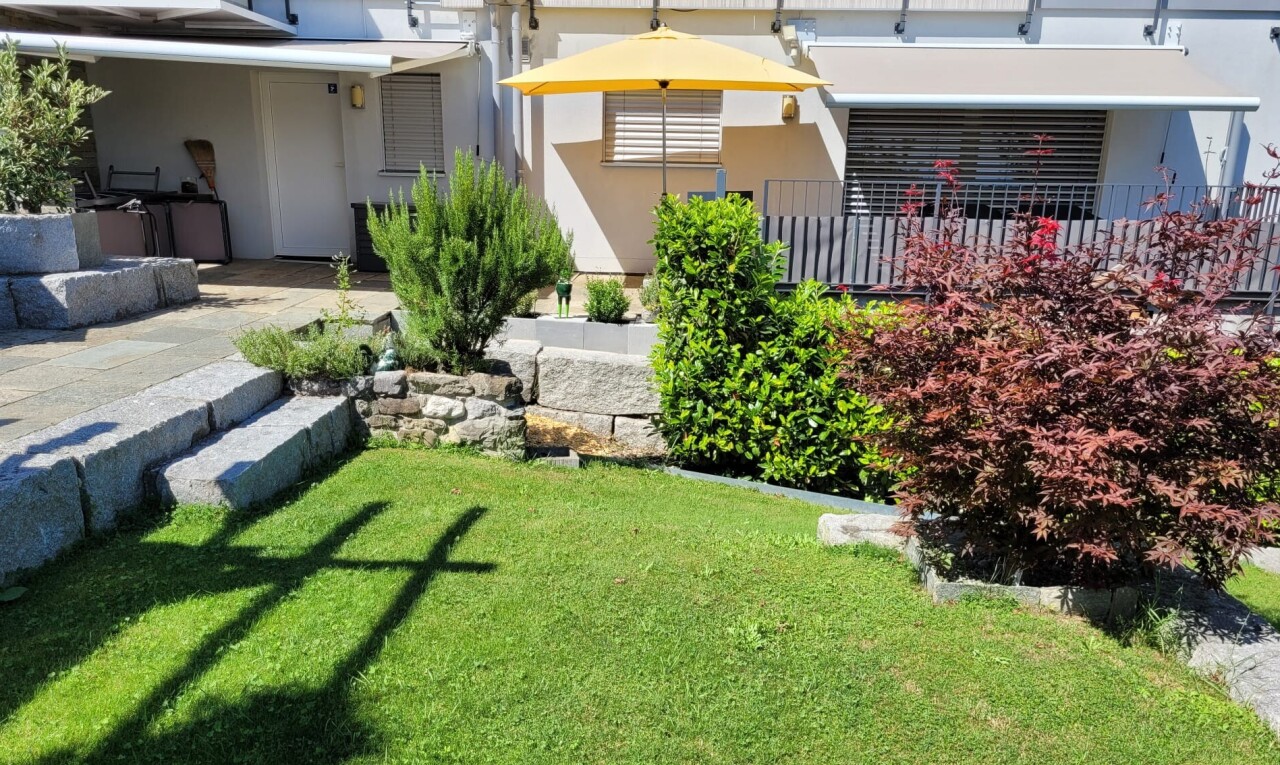 garten mit rasen und terrasse
