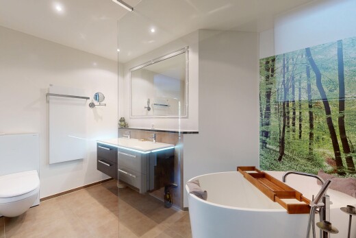 bad mit komplettes badezimmer, spiegel, schminktisch, inside property, und gipskartonwand