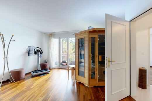 fitnessstudio mit sauna, wood finish floor, holzfußboden, inside property, und drywall