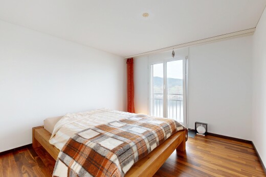 zimmer / schlafzimmer mit natürliches licht, natural light, gipskartonwand, drywall, und holzfußboden