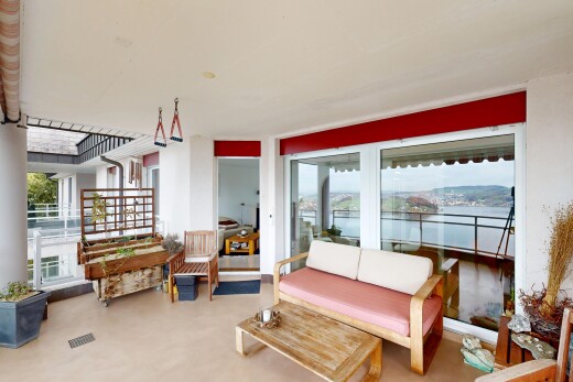 wohnzimmer mit natural light, natürliches licht, inside property, water view, und seesicht