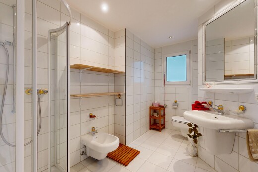 bad mit toilette, tile wall, fliesenwand, komplettes badezimmer, und tile floor