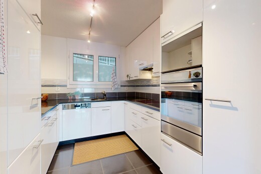 küche mit weiße schränke, schränke mit flachen paneelen, ofen, tile floor, und fliesenboden