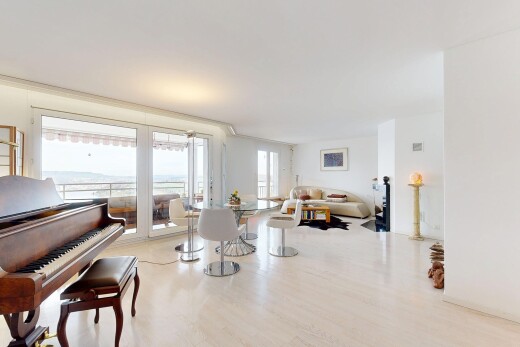 wohnzimmer mit inside property, wood finish floor, holzfußboden, drywall, und gipskartonwand