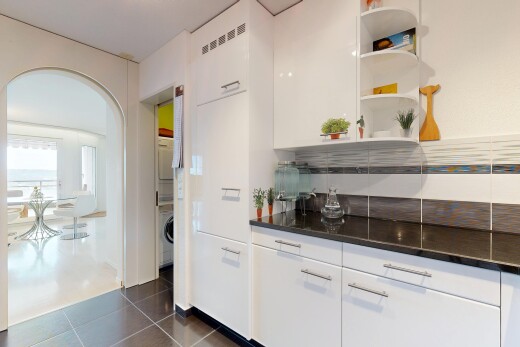 küche mit weiße schränke, offene regale, natural light, natürliches licht, und inside property