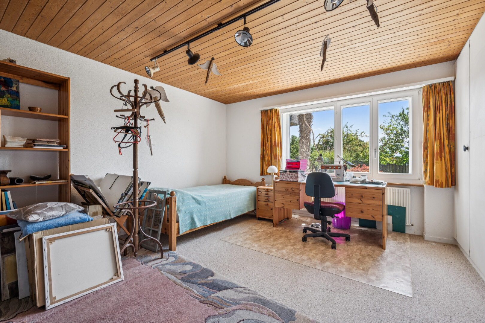 zimmer / schlafzimmer mit deckenbeleuchtung, carpet, teppich, day time, und wood ceiling