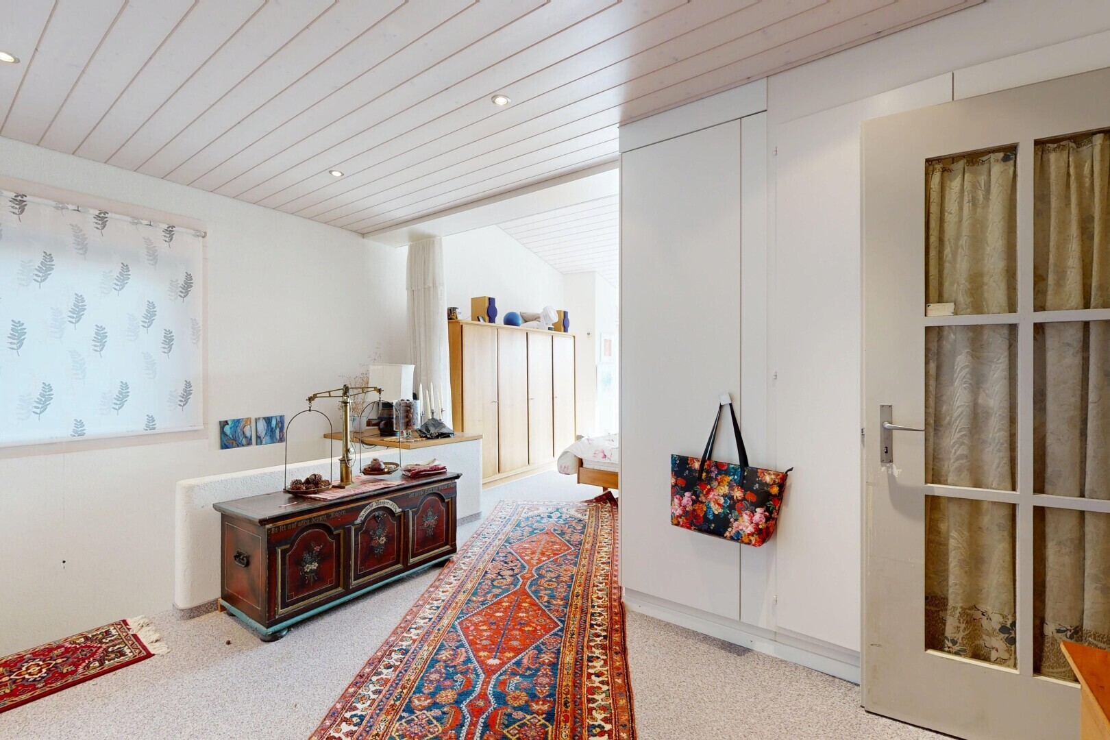 chambre avec inside property, cloison sèche, drywall, plafond en bois, et wood ceiling