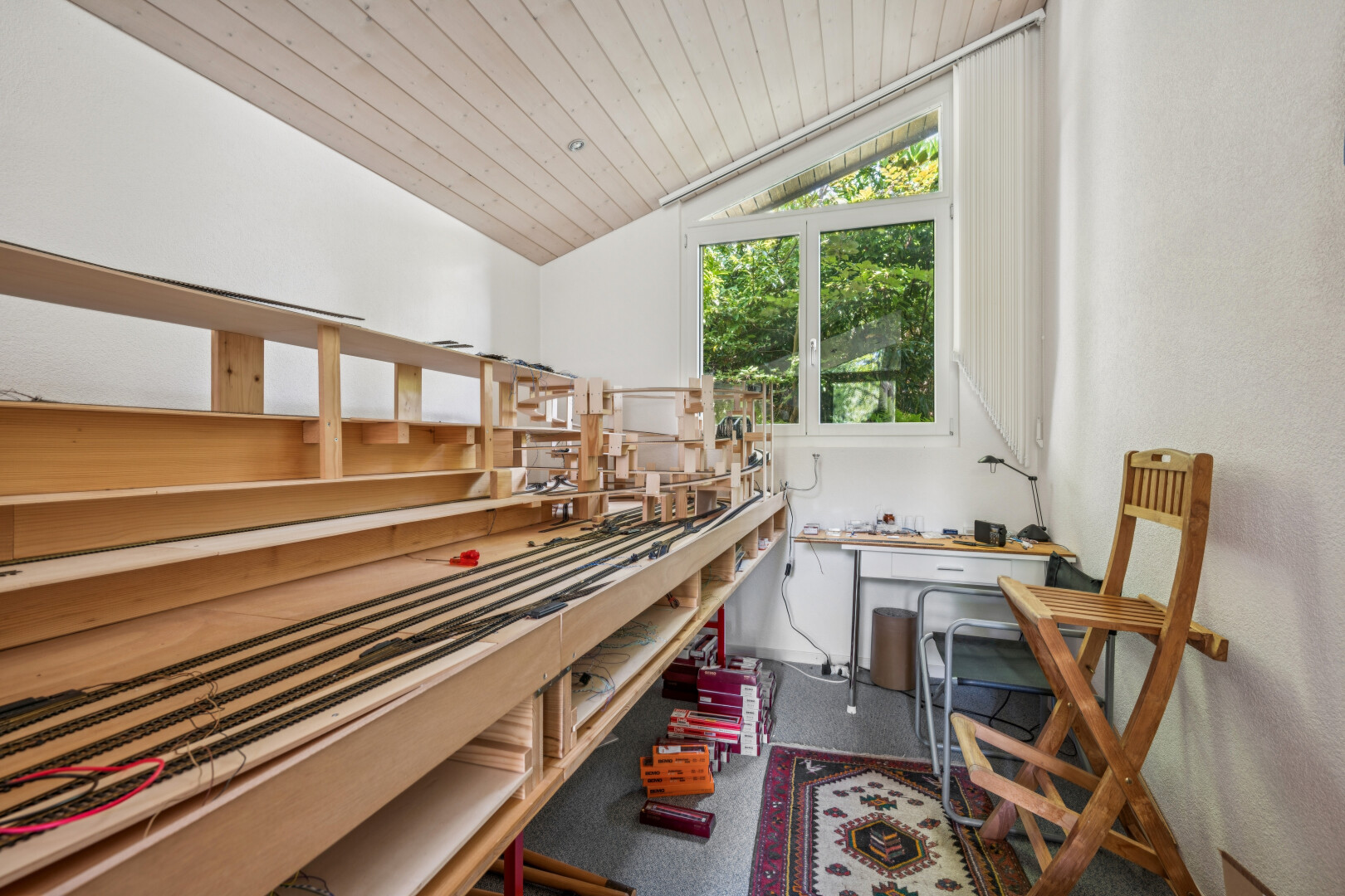 zimmer / schlafzimmer mit vaulted ceiling, dachschräge, wood ceiling, holzdecke, und inside property