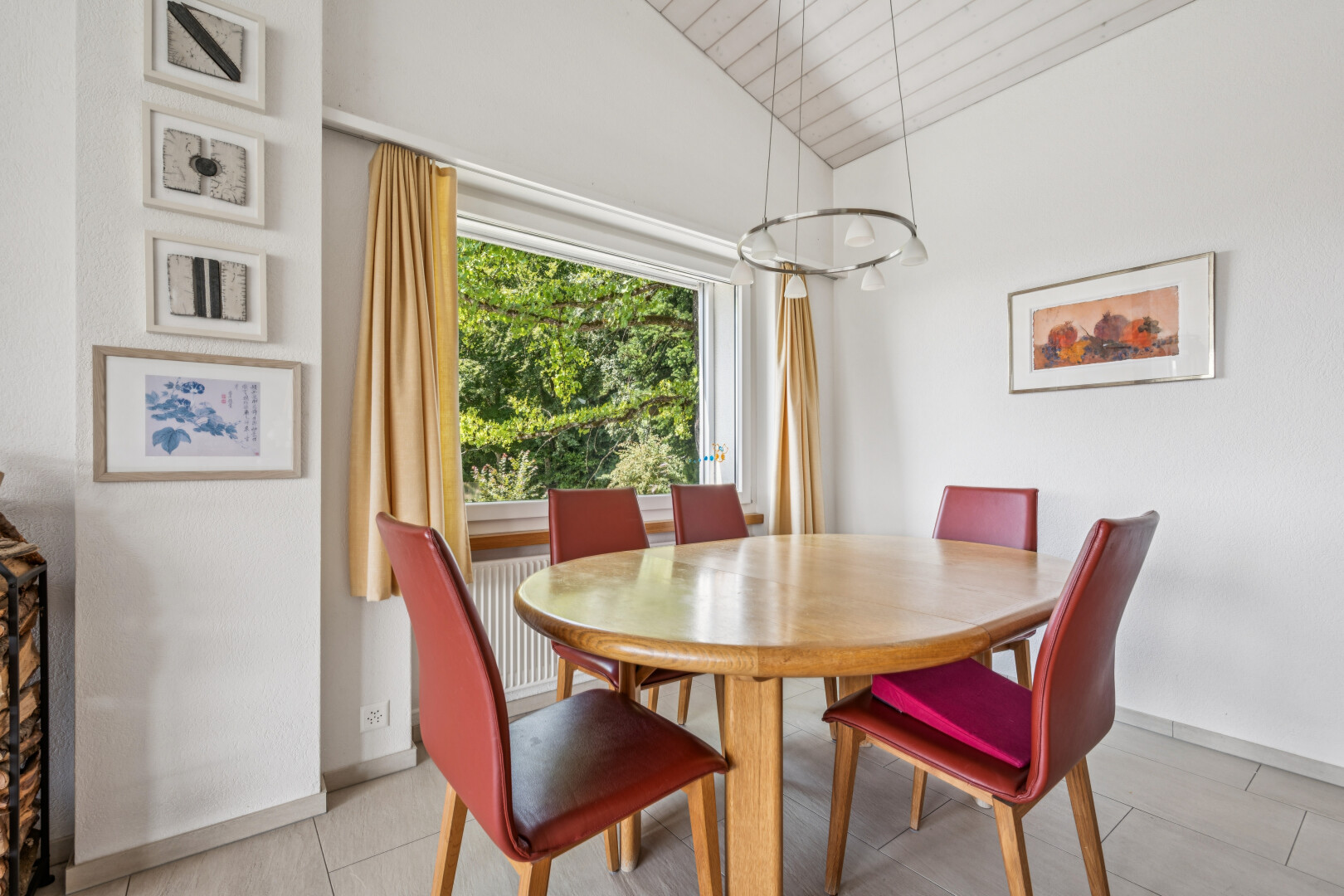 esszimmer mit drywall, gipskartonwand, natürliches licht, inside property, und vaulted ceiling