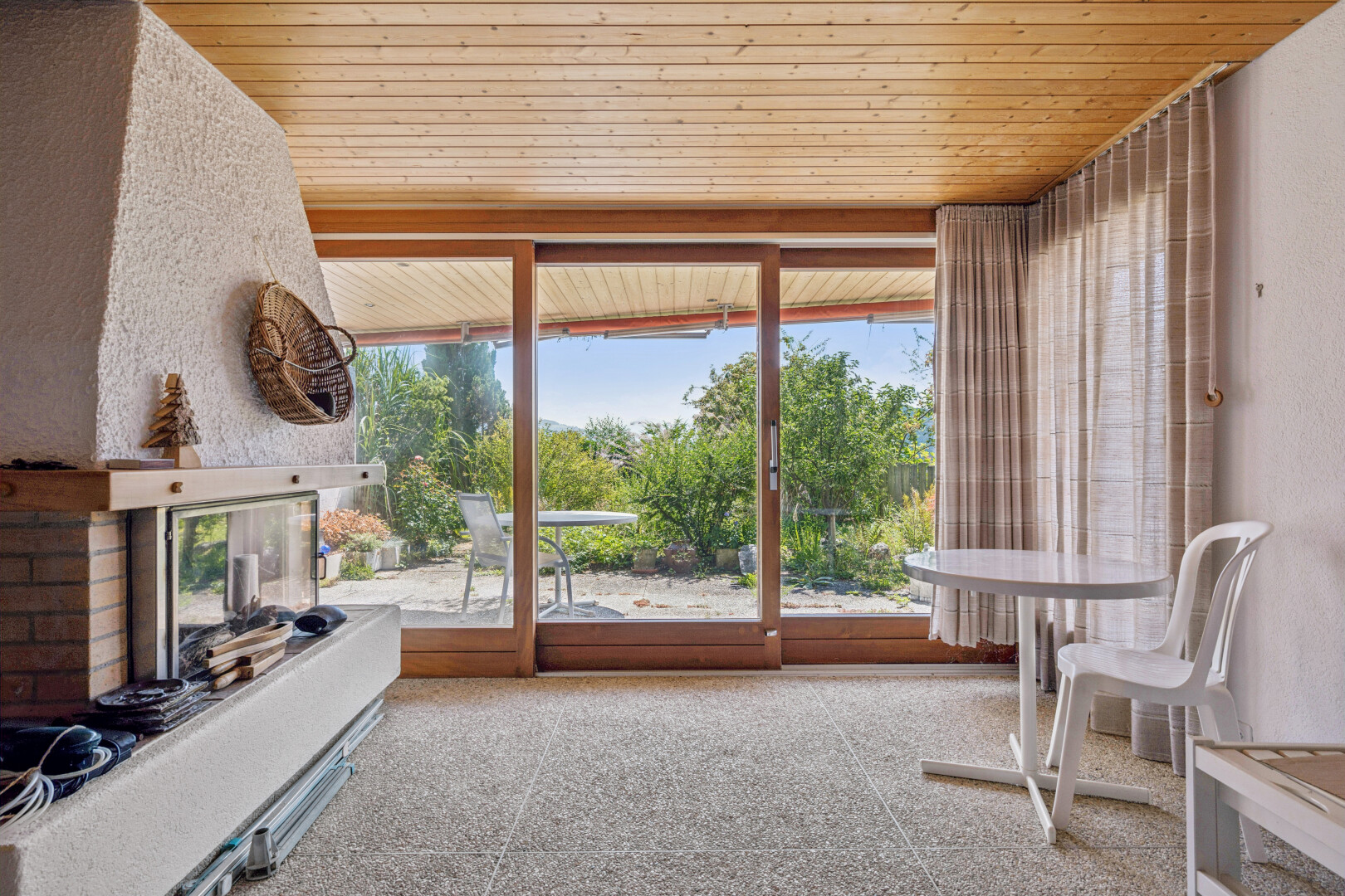 wohnzimmer mit wood ceiling, holzdecke, day time, high end ceiling, und inside property