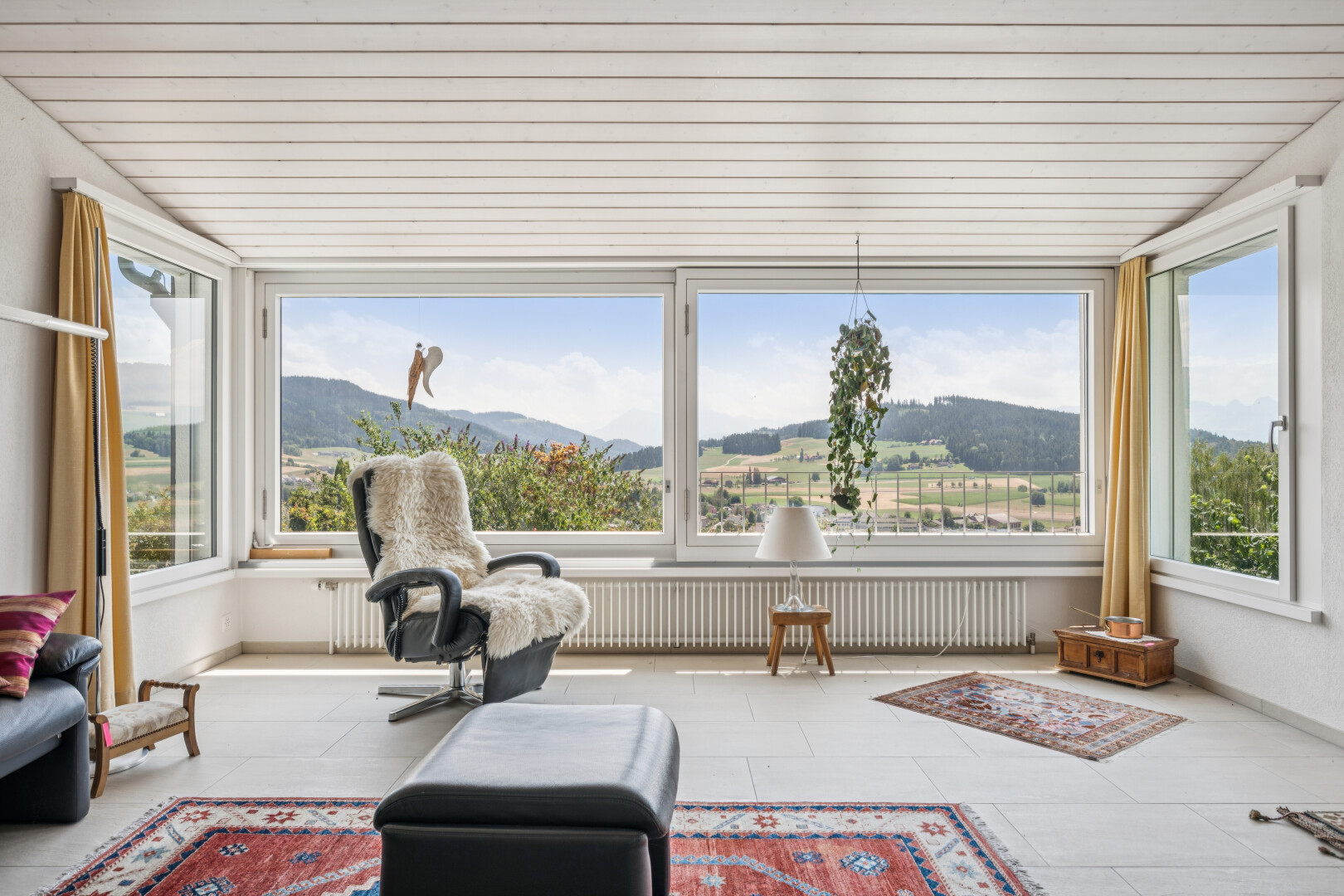 wohnzimmer mit kühler, wintergarten, mountain view, blick auf die berge, und day time