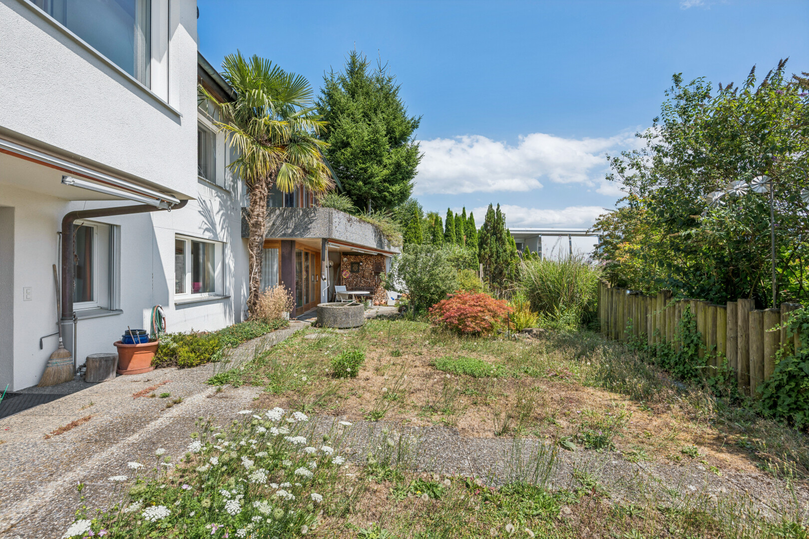 garten mit zaun, day time, und terrasse
