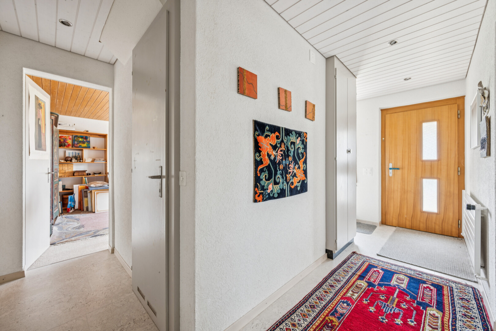 halle / korridor mit wood ceiling, holzdecke, inside community, light floor, und high end ceiling