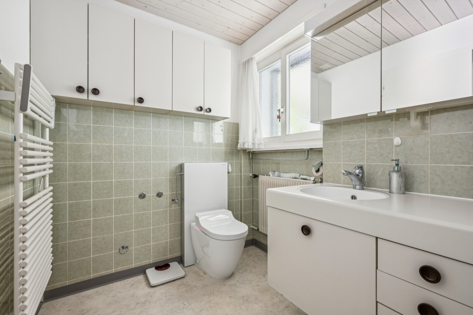 bad mit handtuchwärmer, spiegel, schminktisch, kühler, und toilette