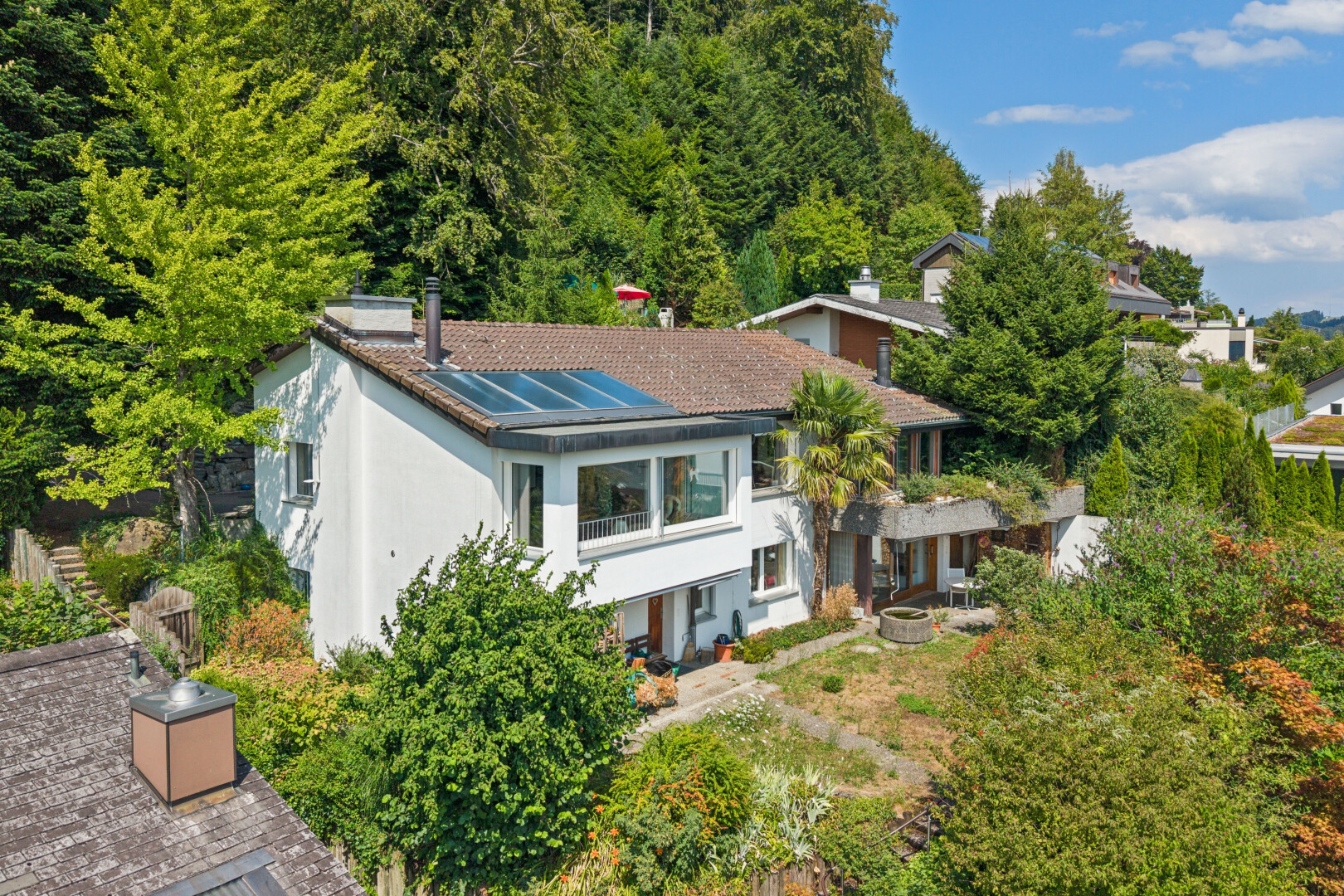 außenansicht mit drone view, feuerstelle, property visible, solaranlage, und day time