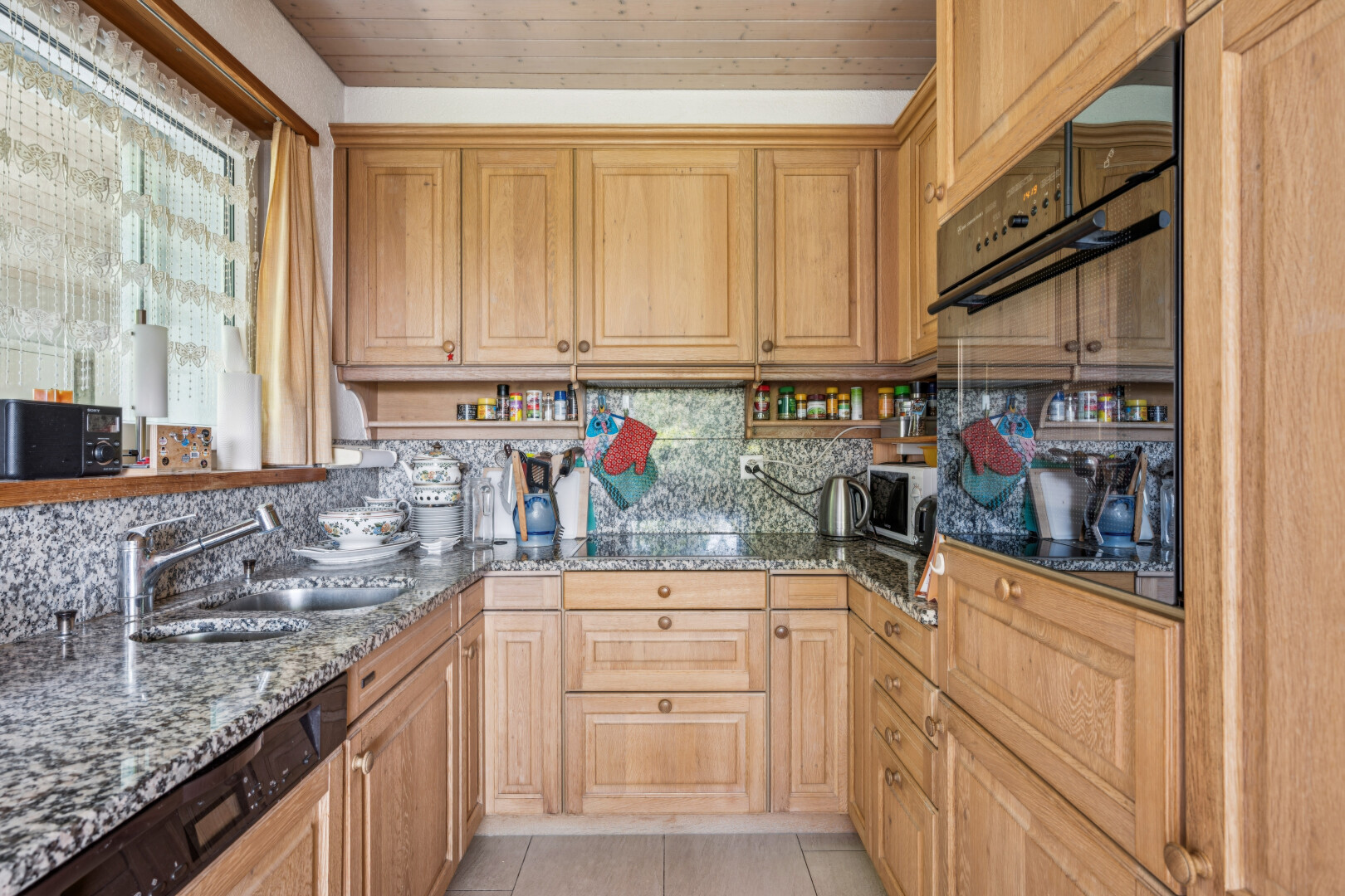 küche mit ofen, stone countertops, stein arbeitsplatten, raised cabinets, und hochgezogene schränke