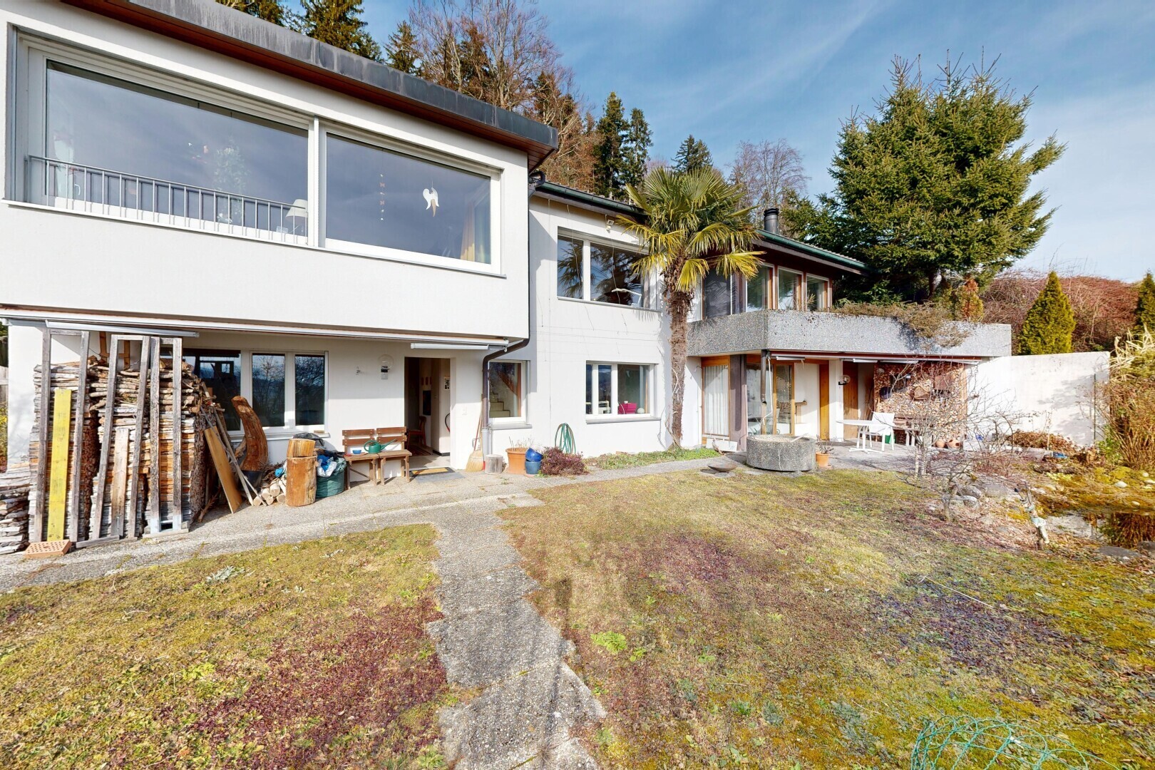 façade avec terrasse, property visible, day time, bardage en stuc, et pelouse