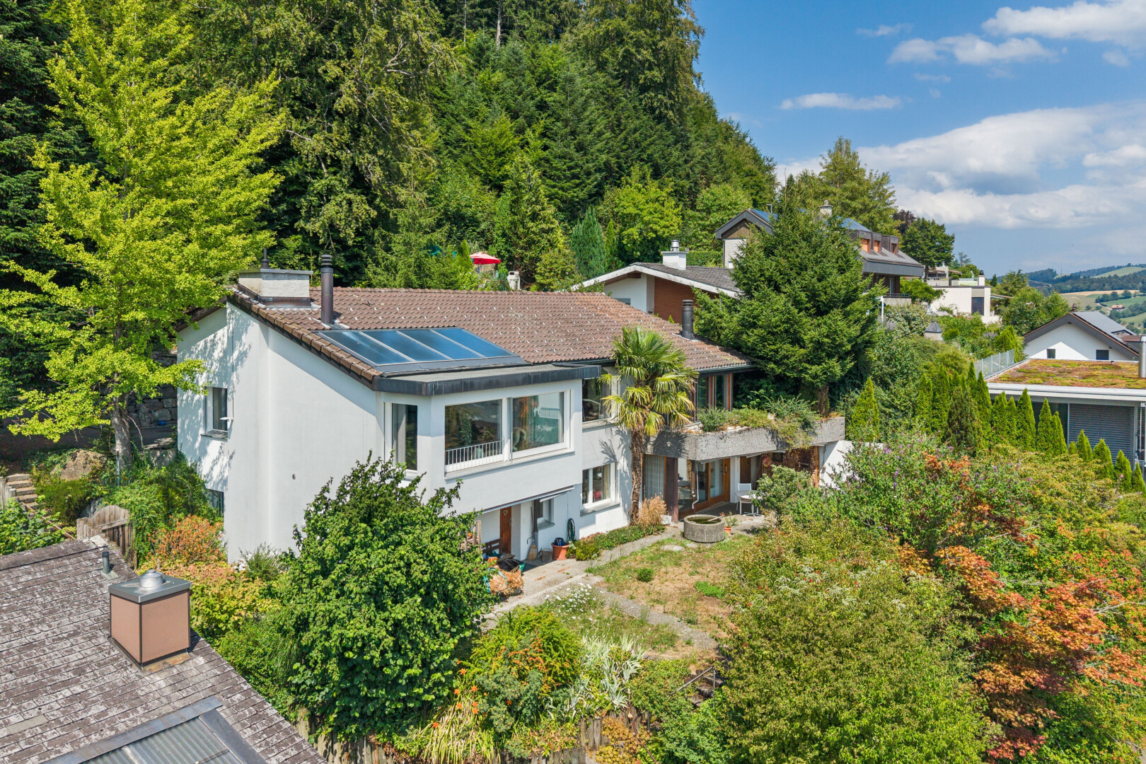 außenansicht mit drone view, feuerstelle, day time, solaranlage, und property visible