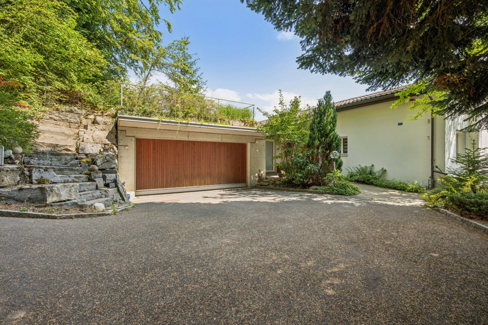 außenansicht mit auffahrt, day time, property visible, und garage angeschlossen