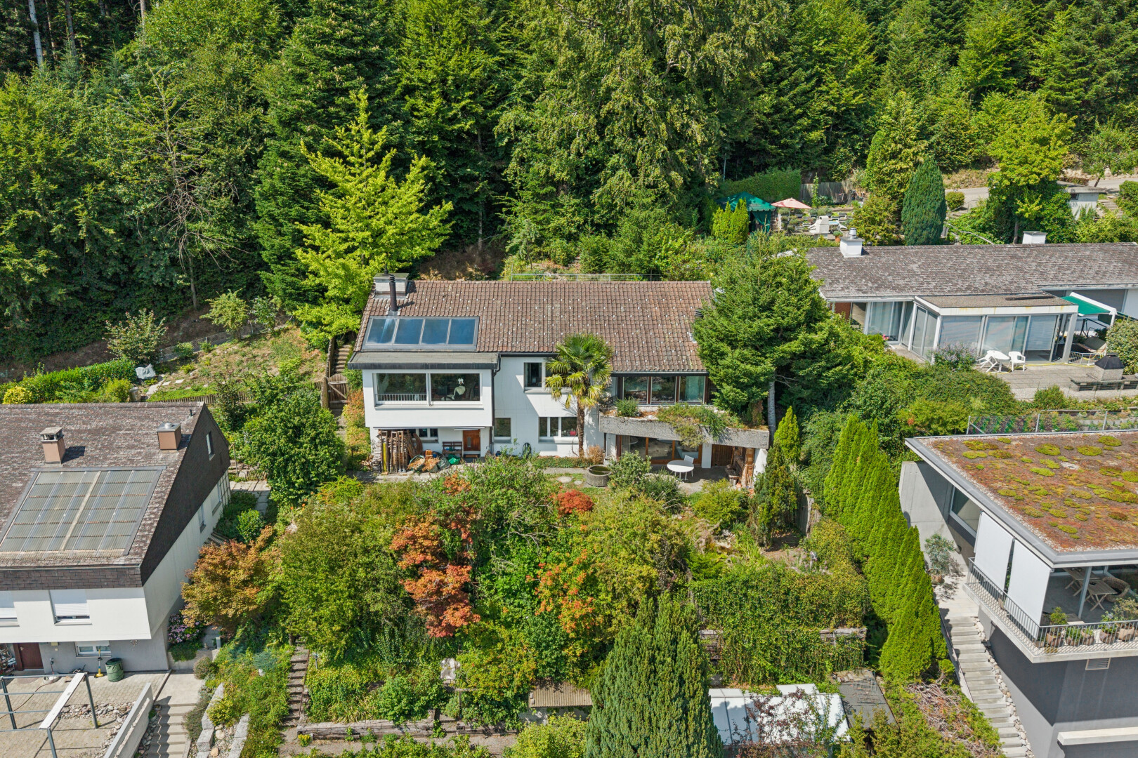 außenansicht mit solaranlage und property visible