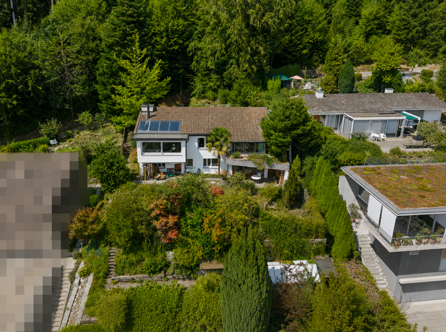 außenansicht mit property visible und solaranlage