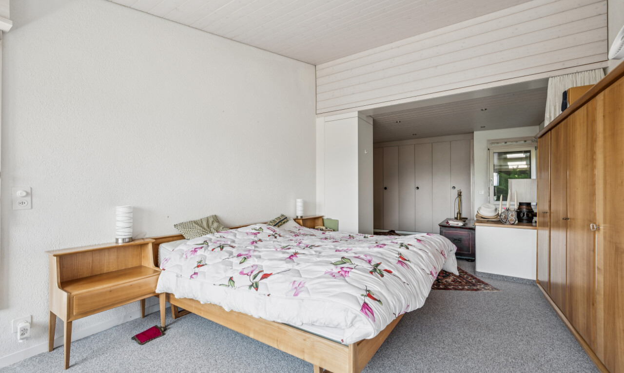 chambre avec placard, carpet, moquette, drywall, et cloison sèche