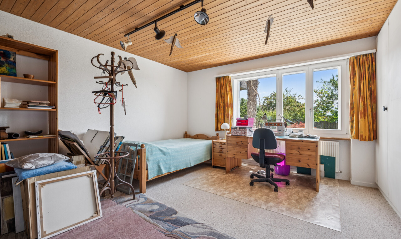 chambre avec éclairage sur rail, carpet, moquette, day time, et wood ceiling