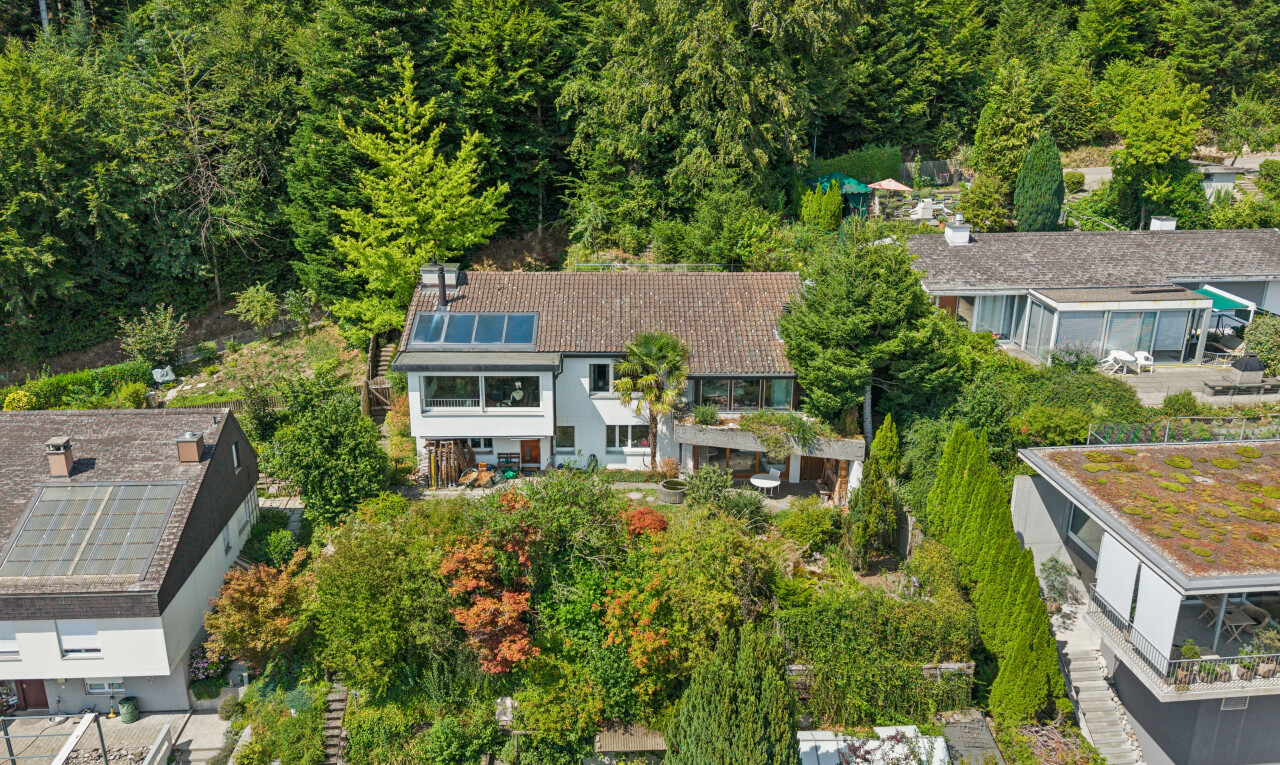 außenansicht mit solaranlage und property visible
