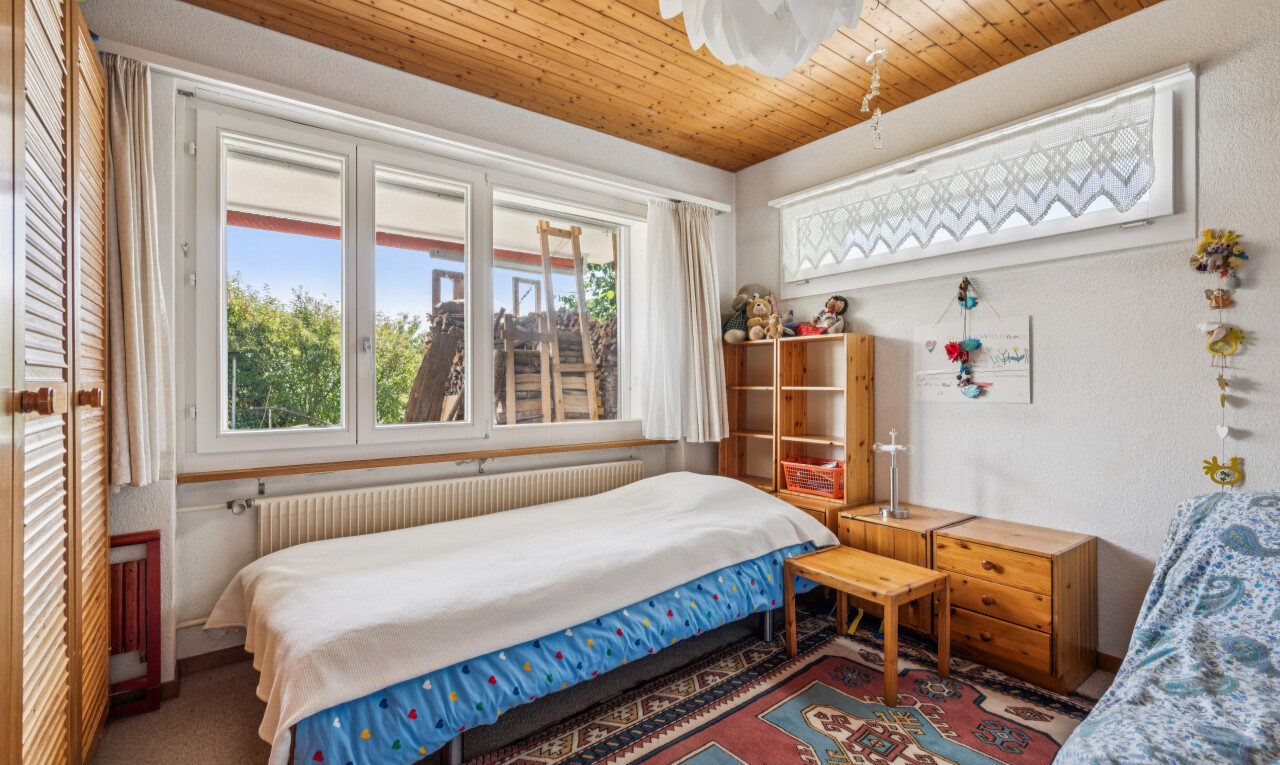 chambre avec radiateur, wood ceiling, plafond en bois, lumière naturelle, et inside property