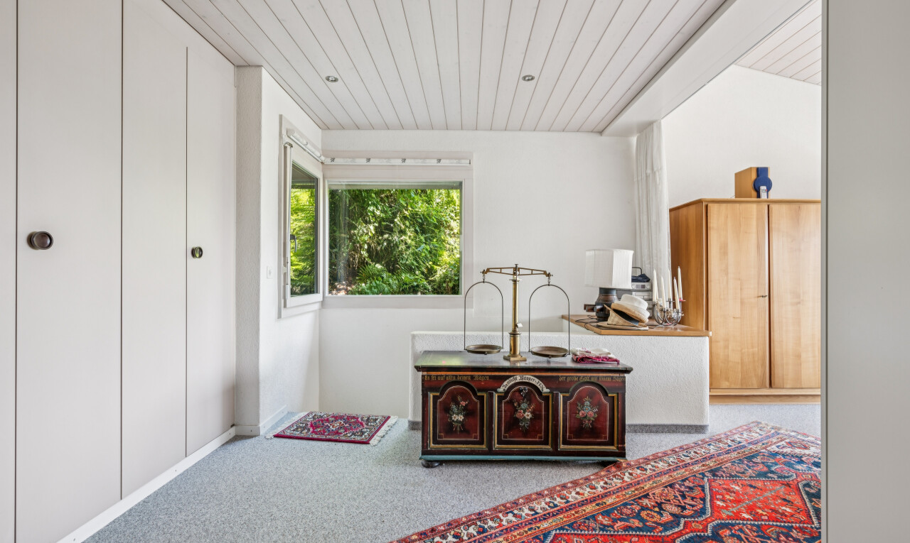 chambre avec wood ceiling, plafond en bois, inside property, drywall, et cloison sèche